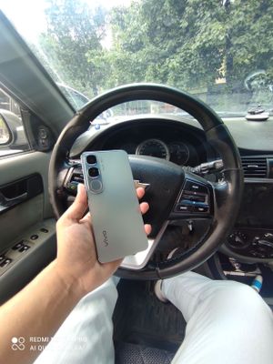 Vivo V 40 lite 8+8/128gb holati idial garantiyasi bor