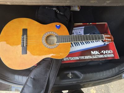 Gitara professional SAR sotiladi holati ideal