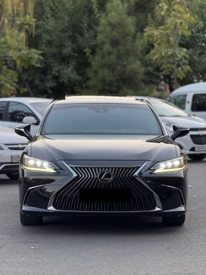 Lexus ES 250.