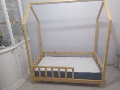 Продается новая детская кровать из дерева, покрытая лаком.