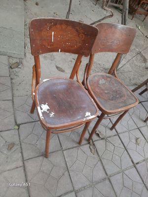 Продаются два стула.