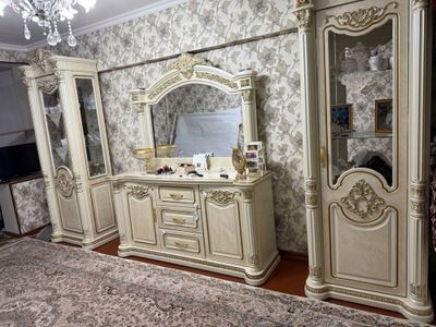 Классическая стенка с витринами и трюмо — отличное состояние!