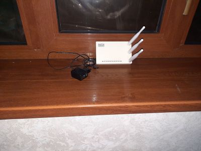 Router Holati yengi chotkiy ishlaydi 3 ta antenasi bor.