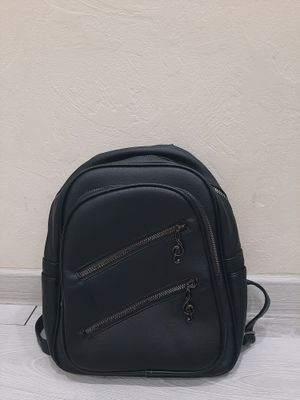 Maktab uchun ryukzak.Kota kitobla sigadi.