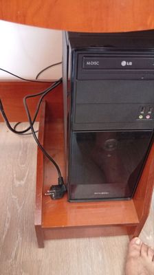 Продаётся компьютерный стол в комплекте с монитором, колонками, систем