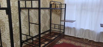 Крават икки этажли тормаси дарс киладиган стол бор