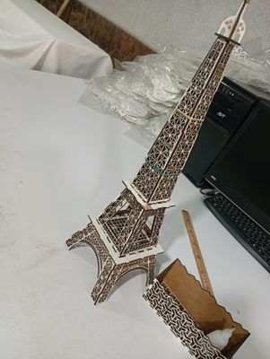 Yogʻochda kesilgan Eyfel minorasi