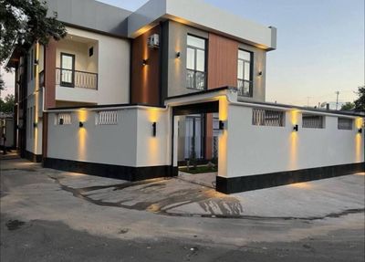 Продам евро дом Мирабадский район 2,4 сотки 250м2
