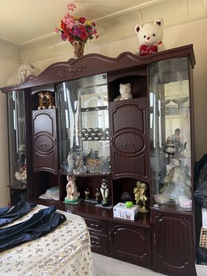 Стенка для гостинной в коричневом цвете нигде не сломано можете