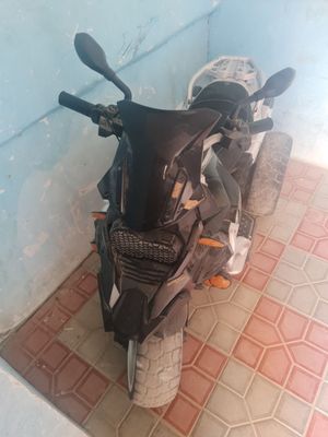 Bolalar uchun elektro motosikl uch gʻildirakli.