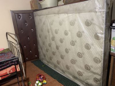 Yaxshi holatdagi Divan va tryumo