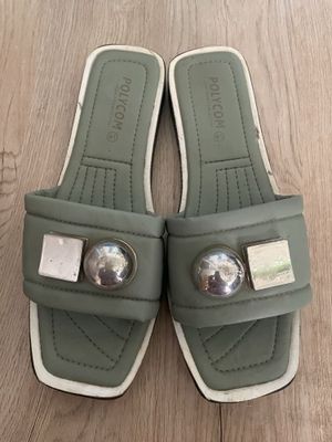 Продаю шлепки женские