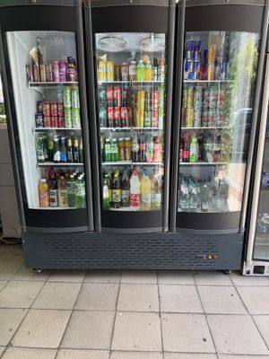 Продаётся холодильный шкаф витрина