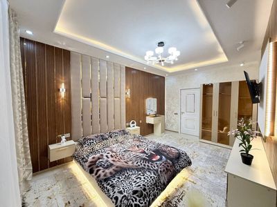 Novza metroga yaqin 200 m. Ijaraga uy beriladi.