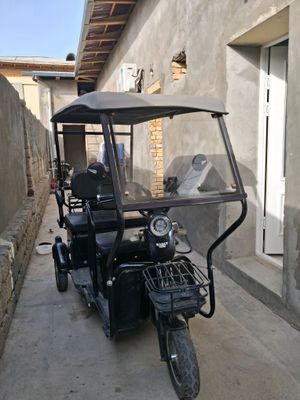 Uch g'ildrakli sukuter