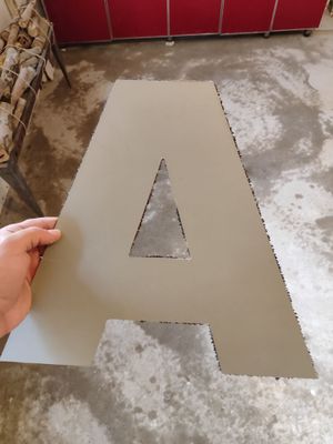 буквы из АЛЬ-КАПОНА, табака.