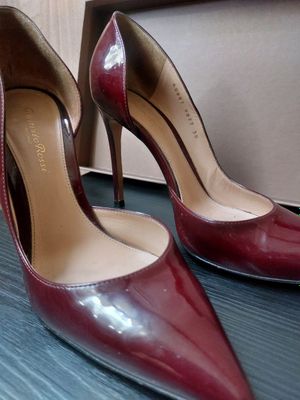 Бордовые туфли (шпильки) от итальянского бренда Gianvito Rossi из гла