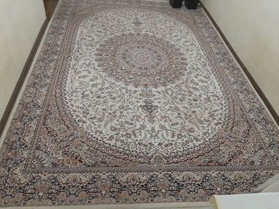 Sifatli zo'r gilam sotiladi