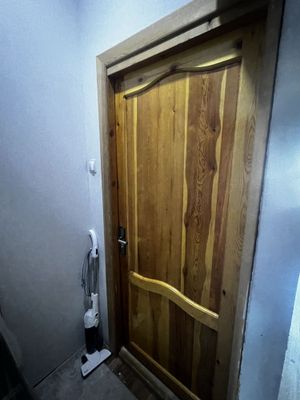 Срочно продам двери б/у чистое дерево 2 шт