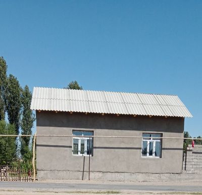 Янги үй сотилади ,катта кучанинг буйида.