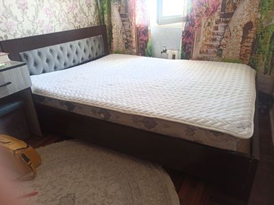 Двух спальня кровать с матрасом