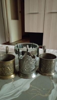 Старинные подстаканники и вазочка в металлической оправе