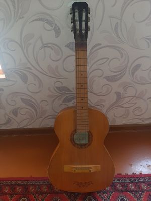 Gitara sotiladi