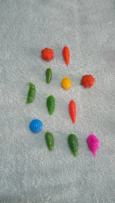 Продаются ёлочные игрушки для маленькой елки