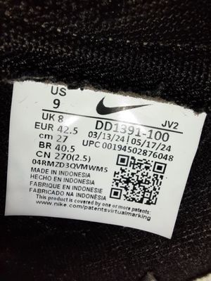42 o'lchamli Nike krossovkalari