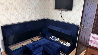 Кухонный уголок со столом