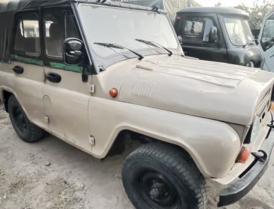 Uaz moshina sotiladi