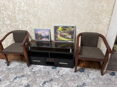 Televisor uchun podstavka va 2ta stul sotiladi. Narxi kelishiladi