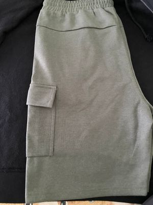 Yangi erkaklar uchun shortik