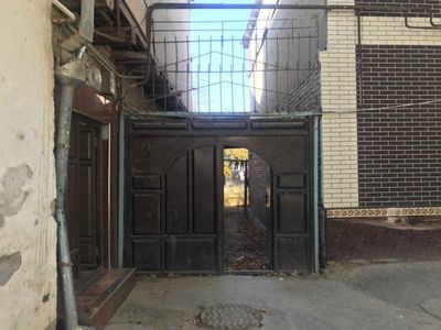 12 sotix uchastkasi, Samarqand Registondan atigi 1 km. Tezda sotiladi.