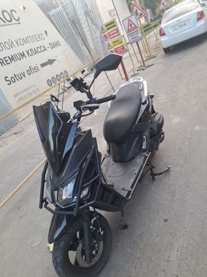 Drongo skuter 2025