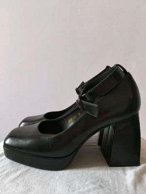 черные женские туфли