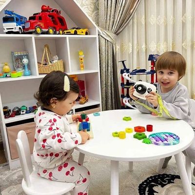 Bolalar stol stuli va oyinchoq javonlari