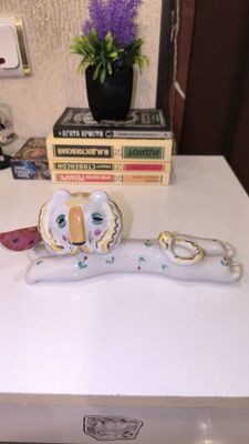 Фарфоровая статуэтка.