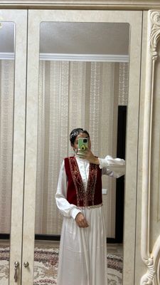 Нимча кулда тикилган ва безатилган