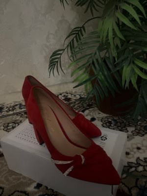 Chiroyli tufli atigi 1 marta kiyilgan razmer 37-36
