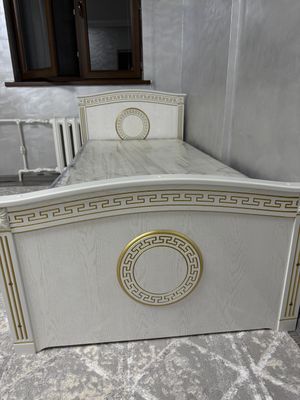 Кровать