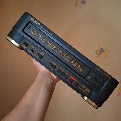 Японский видеомагнитофон в хорошем состоянии