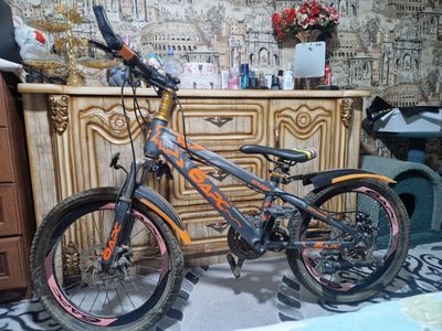 Sotiladi velosiped yangi minilmagan yotgan