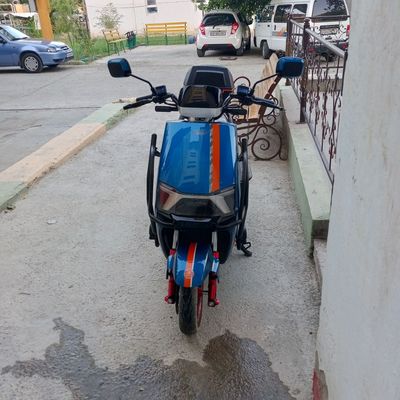 Elektron sukuter xali yangi