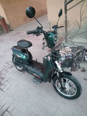 skuter sotiladi aybi akmulyator ishgan