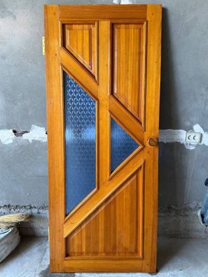 Продам межкомнатную деревянную дверь