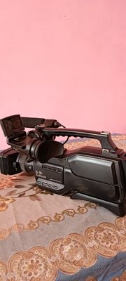 Sony HXR-MC2000 ( камера сотилади)