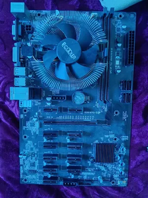 Плата B250BTC-12P с процессором Celeron G3900 и кулером.