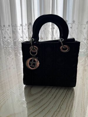 Dior sumka ayollar uchun