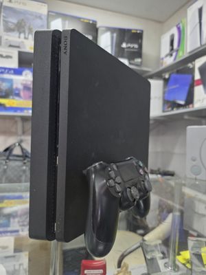 Продается игровой консол Sony Playstation 4 slim в хорошем состояние 1